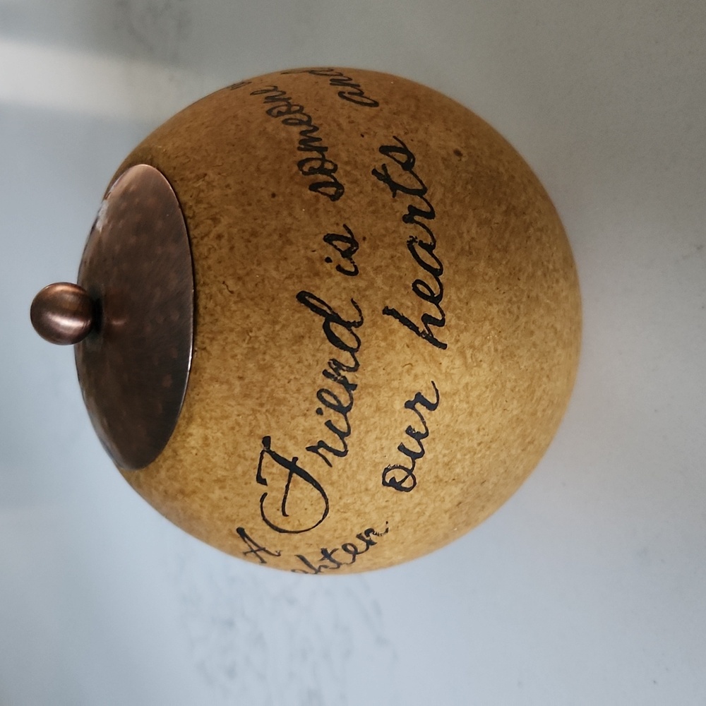 Comfort friendship candle with copper lid